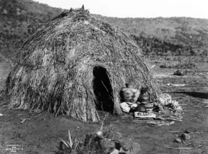 Apache_Wickiup_Edward_Curtis_1898-1.webp